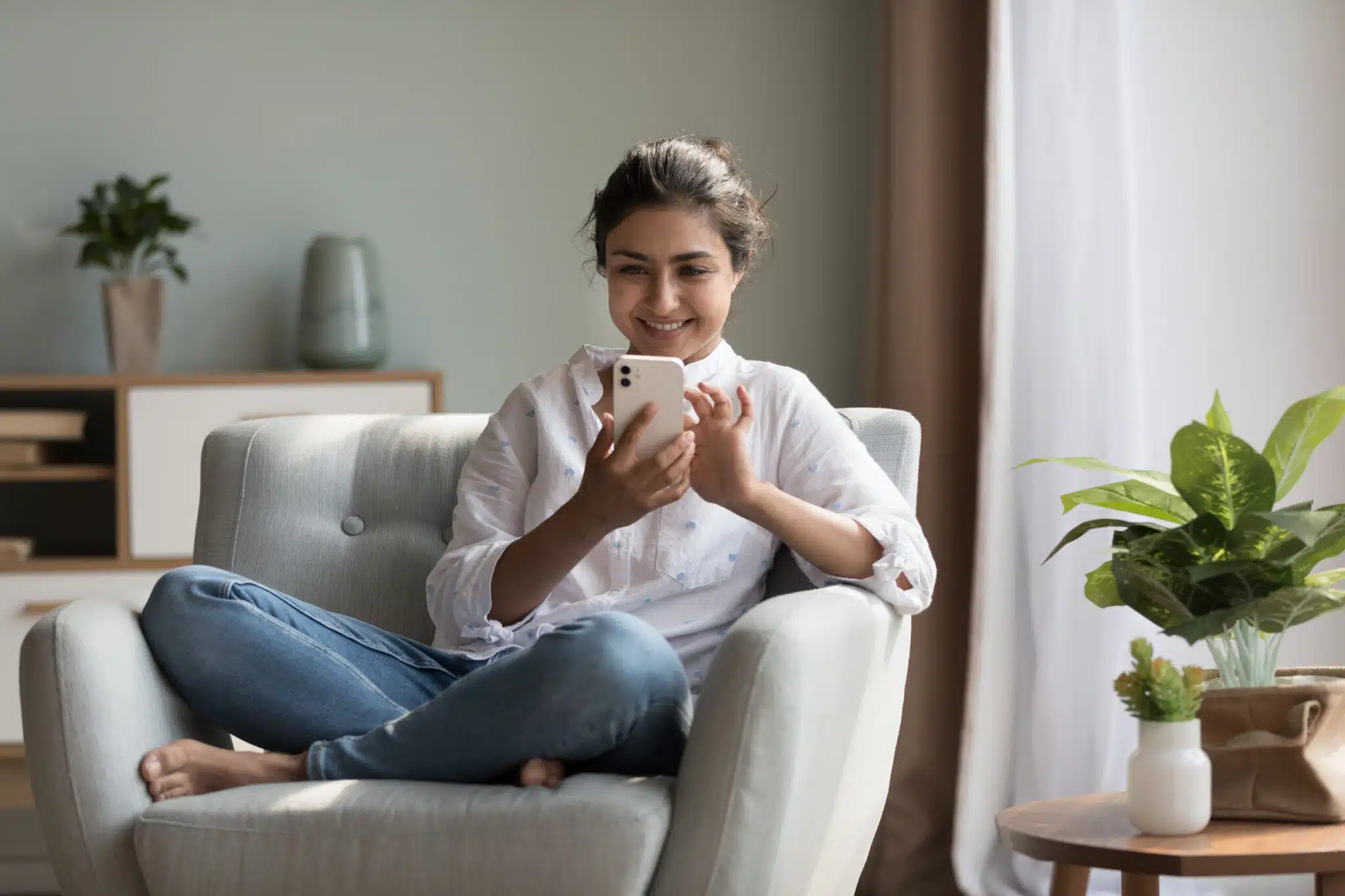 client receiving follow up message on the phone while smiling